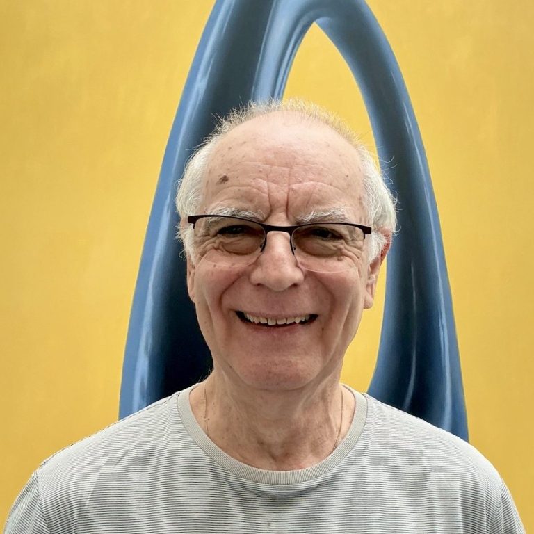 Der Künstler Thomas Kitzinger steht vor einem seiner Werke.