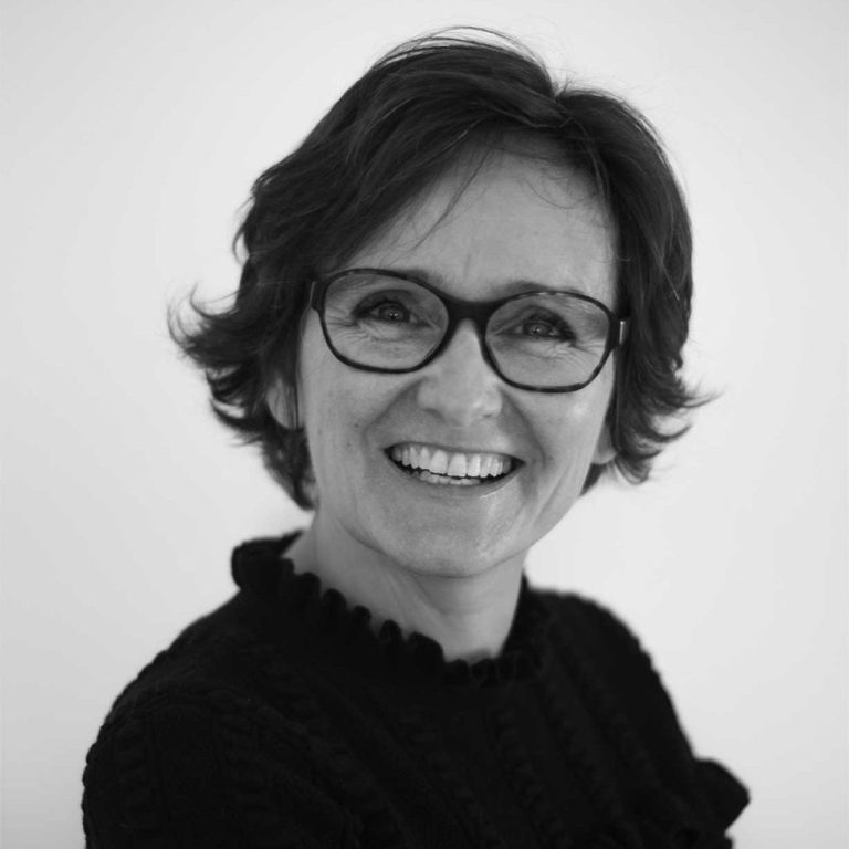 Die Künstlerin Maria Justus steht in ihrem Atelier.