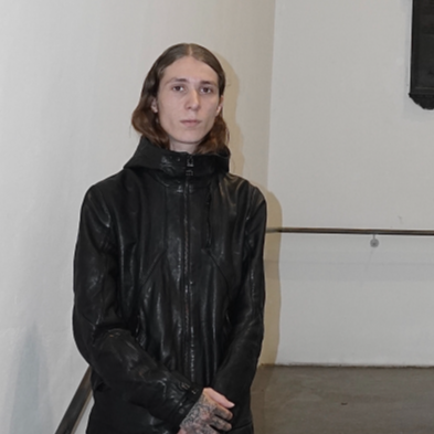 Die Künstlerin Maria Justus steht in ihrem Atelier.