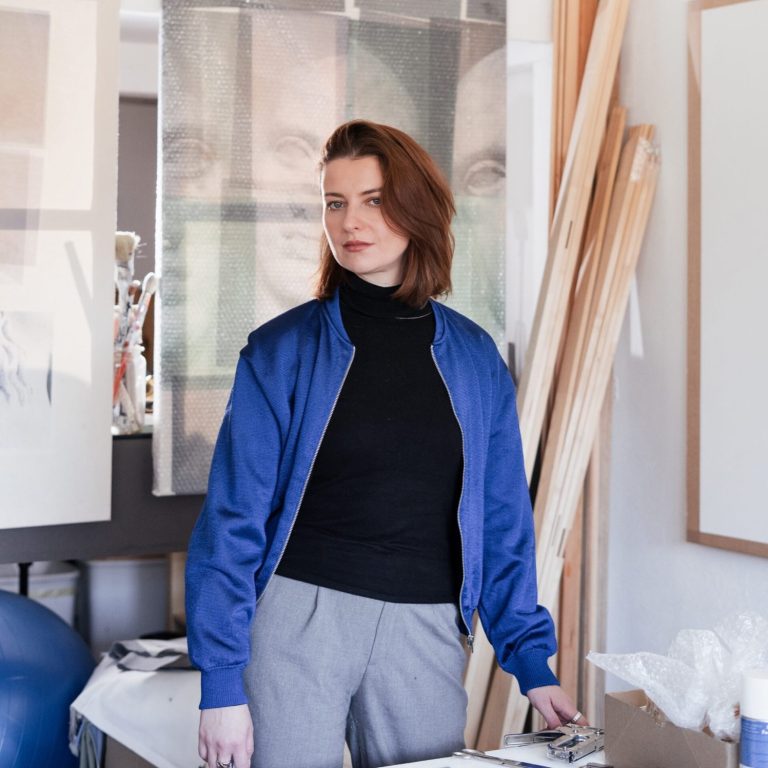 Die Künstlerin Maria Justus steht in ihrem Atelier.