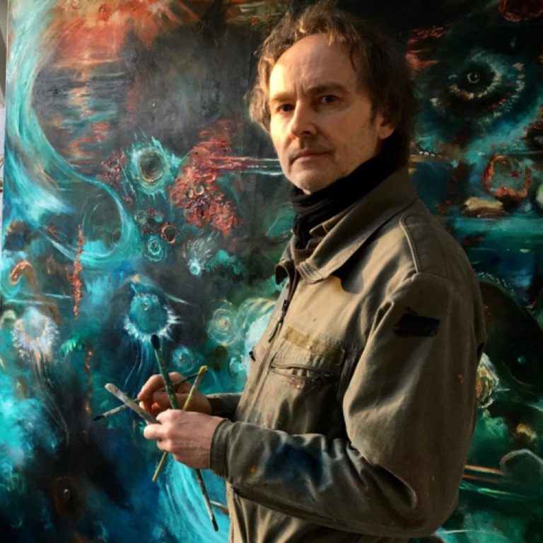 Der Künstler Bernd Schwarting steht in seinem Atelier vor einem seiner Werke.